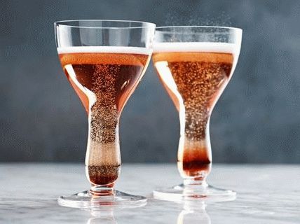 Cyrus Royal cocktail cu șampanie și lichior