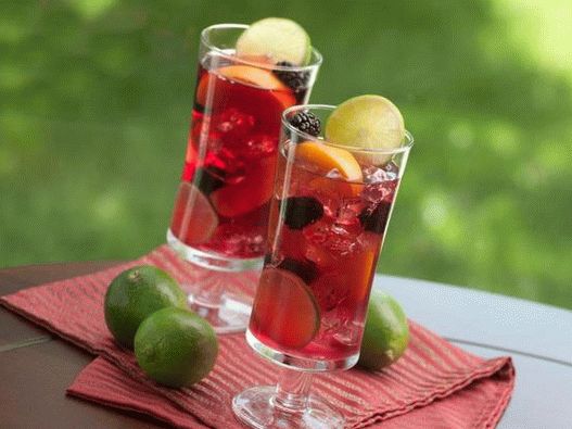 Sangria este un mod ușor și eficient de a folosi fructele sub formă de băutură.