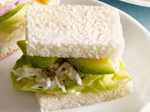 13. Sandwich cu salată de crab