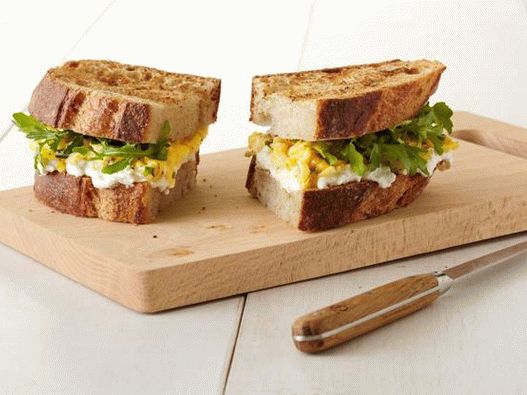 33. sandwich cu ouă și verdeață.