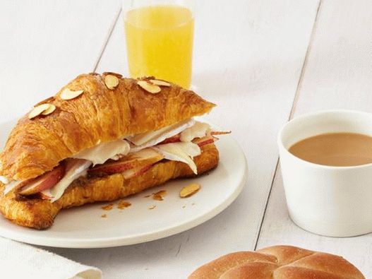 5. Croissant cu pere și brie.