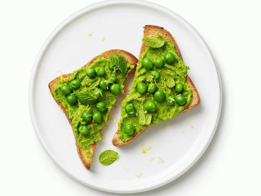 Toasturi cu mazăre verde și mentă