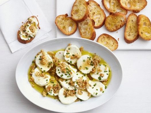 11. Brânză de capră cu miere și nuci.