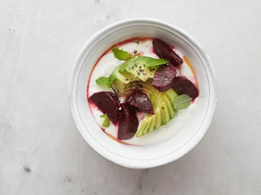 Cu sfeclă: sfeclă murată, avocado și mentă