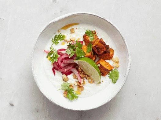 Cu cartof dulce picant: cartof dulce copt cu chimen, ceapă murată, nuci, cilantro, lime și ulei de chili