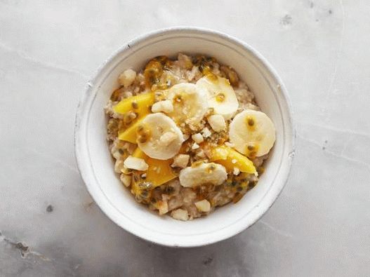 Vis tropical: fructe de pasiune, banane, mango și nuci de macadamia