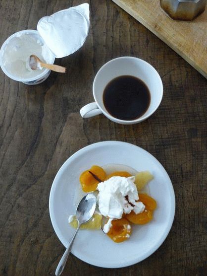 Caise foto într-un sos de vin dulce