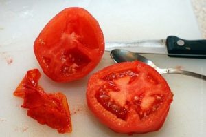  " ></li>
<li>Se macină coriandrul și fenugreek într-o mașină de tocat cafea, mai mică măcinarea este mai bună.  <img src="/wp-content/uploads/images/adzhika_bez_varki_foo_2.jpg" alt=