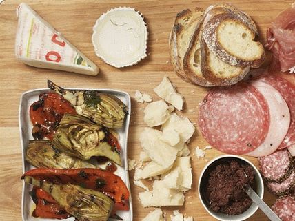 Fotografie Antipasti cu legume coapte, cârnați și brânză