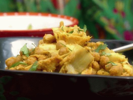 Fotografie de anghinare cu năut și condiment cu garam masala