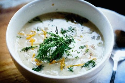 Foto de Avgolemono cu pastă de orzo (ciorbă de pui grecească cu pansament cu ou și lămâie)