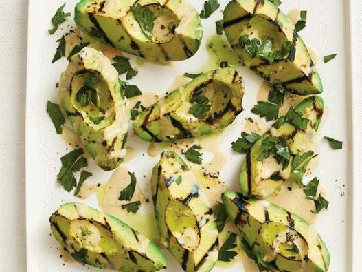 Fotografie la gratar cu avocado cu sos tahini