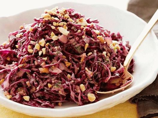 Foto Salată de varză roșie asiatică cu alune