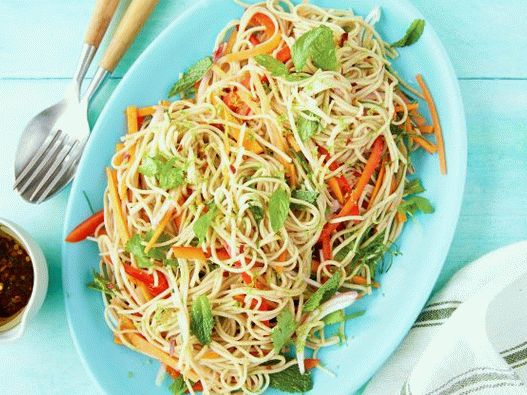 Foto Salată asiatică cu taitei de hrișcă