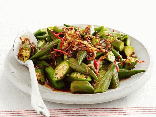 Fotografie cu Okra prăjită într-un wok cu pastă de chili