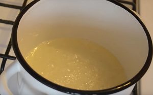  " ></li>
<li>În apa clocotită cu zahăr, se adaugă înmuiată gelatină. </li>
<li>Se adaugă acid citric în sirop. </li>
<li>Se răcește siropul rezultat la aproximativ 45 de grade. </li>
<li>Se amestecă masa de banane cu siropul, se bate bine, se întinde în porții, garnisiți cu frunze de mentă și răciți puțin mai mult.  de asemenea Puteți adăuga banane tocate. </li>
</ol>
<h5><span id="Cuvinte_cheie">Cuvinte cheie: </span></h5>
<ul>
<li>spumă </li>
<li>sirop </li>
</ul>
</p><script>
if (typeof jsInputerLaunch === 