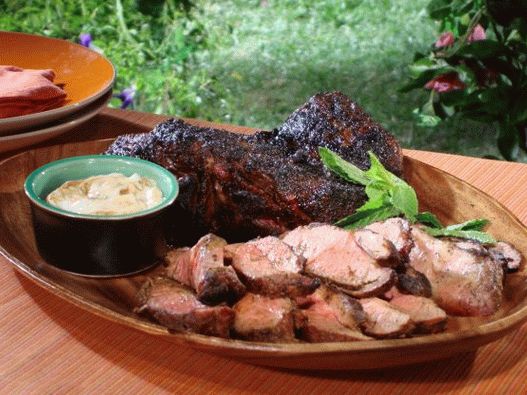 Picior de miel la gratar coapte cu crustă de curry și raita de rodie