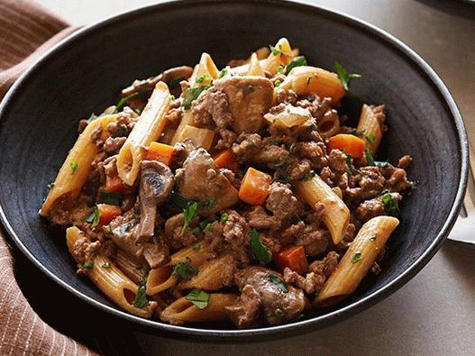 Fotografie de carne de vită Stroganoff din carne de vită măcinată într-o tigaie