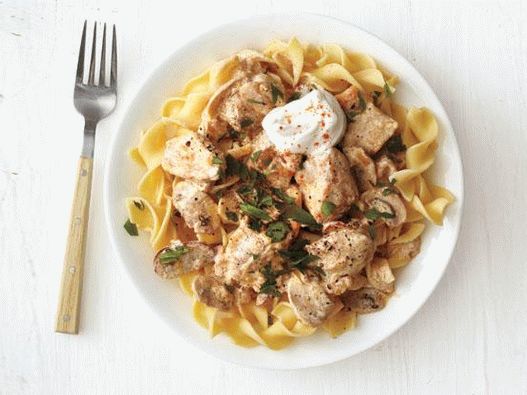 Foto cu stroganoff de vită de pui în sos de smântână