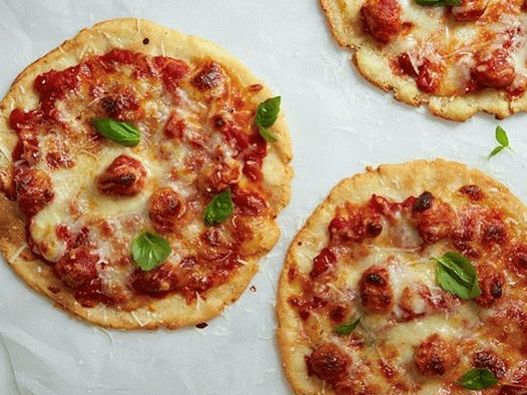 Foto Pizza porționată fără gluten cu chiftele de curcan