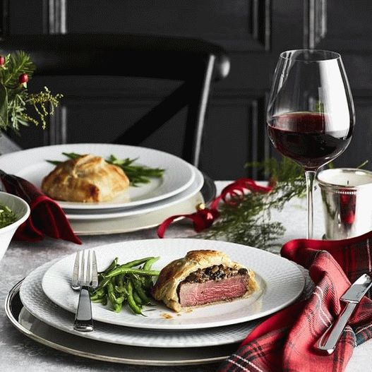 Foto din Beef Wellington cu brânză albastră și creștere de apă