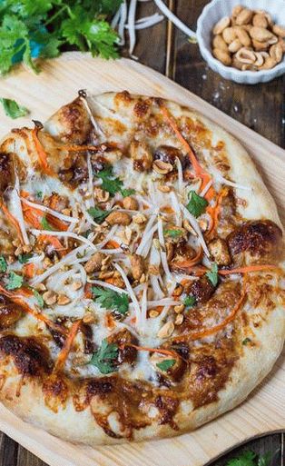 Foto pizza fast Thai cu sos de pui și alune