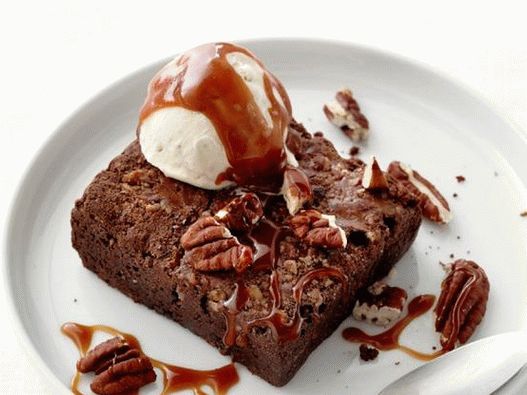 Fotografia felului de mâncare - Brownie Sunday cu înghețată de înghețată și coajă