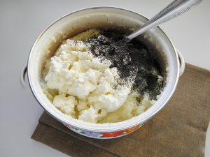  " ></li>
<li>Adăugați oul în terciul răcit, amestecați.  <img src="/wp-content/uploads/images/bitochki_iz_mannoj_kashi_s_tvorogom_foo_4.jpg"alt=