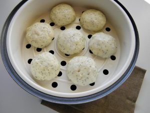  " ></li>
<li>Punem funcția pe o pereche timp de 15 minute. </li>
<li>Nu scoatem din grătar până nu s-au răcit complet, deoarece cele fierbinți nu își păstrează deloc forma.  <img src="/wp-content/uploads/images/bitochki_iz_mannoj_kashi_s_tvorogom_foo_6.jpg"alt=
