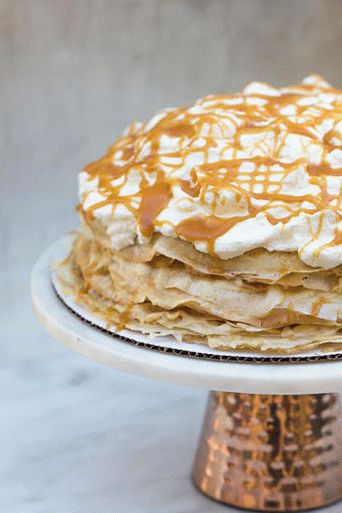 Tort de clătite foto cu sos mascarpone, caramel și mere