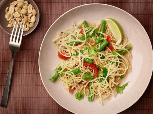 Salată de papaya verde