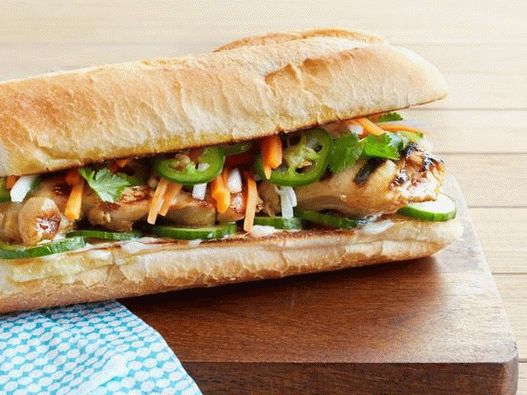 Sandwich-uri cu pui vietnamez la grătar