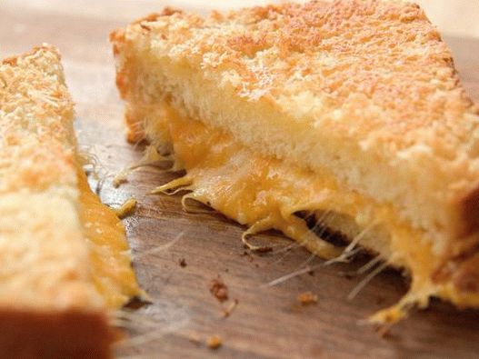 Fotografia felului de mâncare - sandwich cu brânză fierbinte crudă