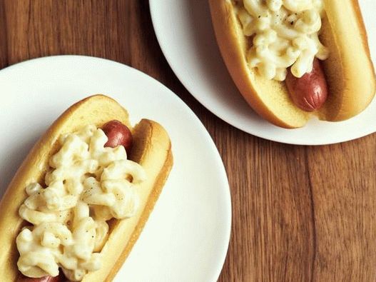 Fotografia felului de mâncare - Hot dog cu paste și brânză