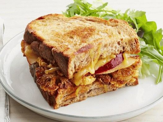 Foto din farfurie - sandwich fierbinte cu brânză și conopidă