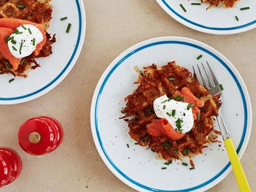 Fotografia farfuriei - Hash Brown într-un fier de napolitana cu somon afumat