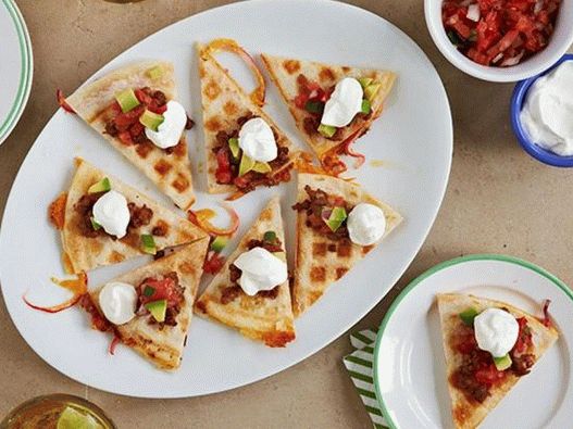Foto cu farfuria - Quesadilla într-un fier de gofră cu topping de carne