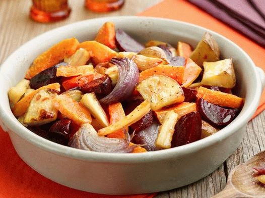 Foto farfurie cu legume rădăcină coapte