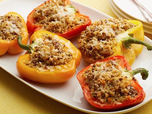 Fotografie cu ardei gras umplut cu cuscus dulce și acru