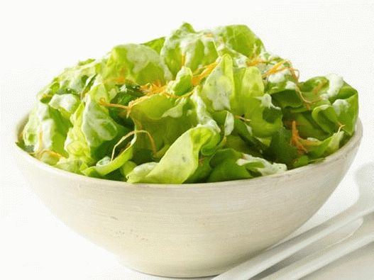 Foto salată Boston cu pansament cu lapte acru