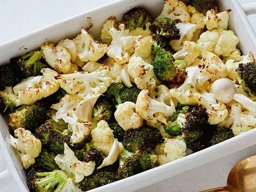 Fotografia cu broccoli la cuptor la cuptor cu conopidă