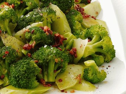 Fotografie de broccoli cu lămâie și hamsii