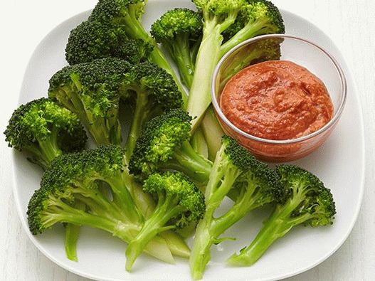Fotografie de broccoli cu sos de arahide