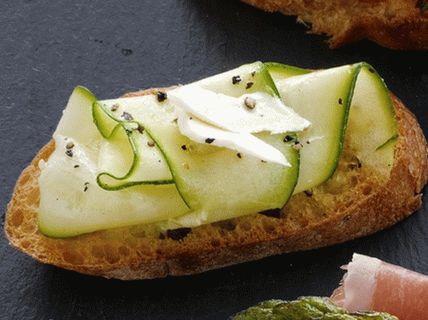 Bruschetta fotografie cu dovlecel și brânză