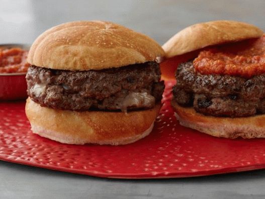 Photo Burger în interior cu tomate și ketchup de Worcester