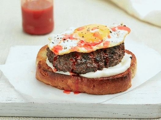 Photo Burger cu ouă prăjite