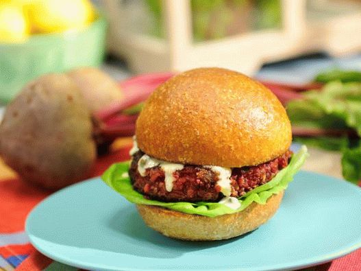 Burger foto cu sfeclă și sos aioli (sos de usturoi francez)