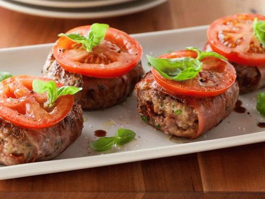Foto burger burger în felii de prosciutto