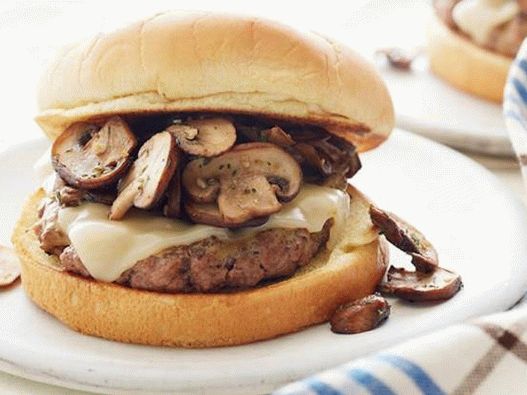 Photo Burger cu carne de vită în glazură de muștar cu ciuperci