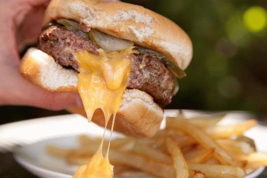 Burgeri foto cu tăieturi cu brânză înăuntru cu ketchup picant
